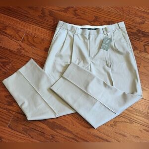 NWT L.L.Bean Pleated Khaki Comfort Waist Men's Chino Size 37‎
